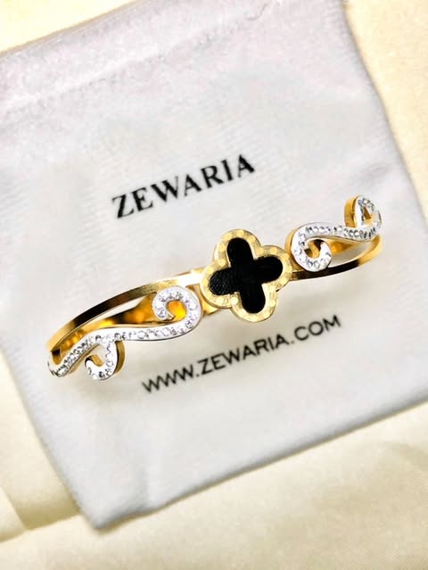 Van Cleef Beautiful Flower Style Bangle Cuff